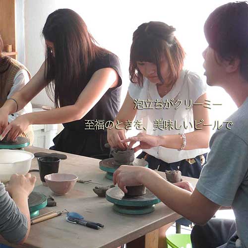 陶芸教室Futabaののんびりできる陶芸体験で真剣に制作する女性