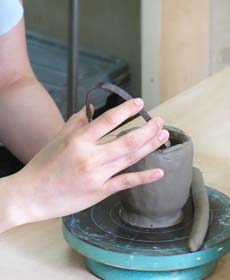 陶芸体験で湯のみの口元を切っている工程