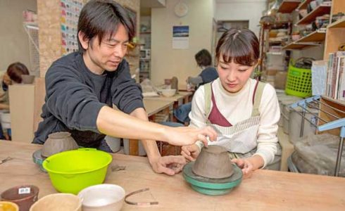 講師が優しく指導する初めての陶芸体験